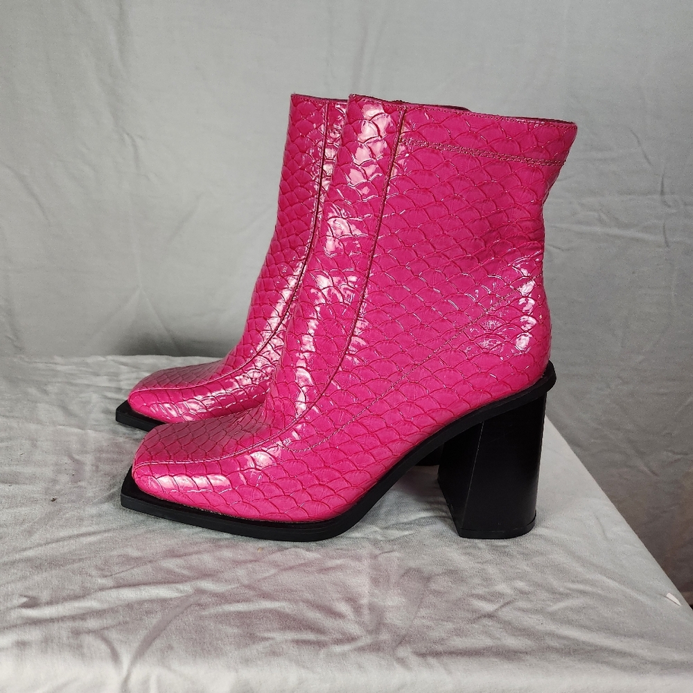 Daisy Street Exclusive heeled boots in pink croc - Picture 4 of 8